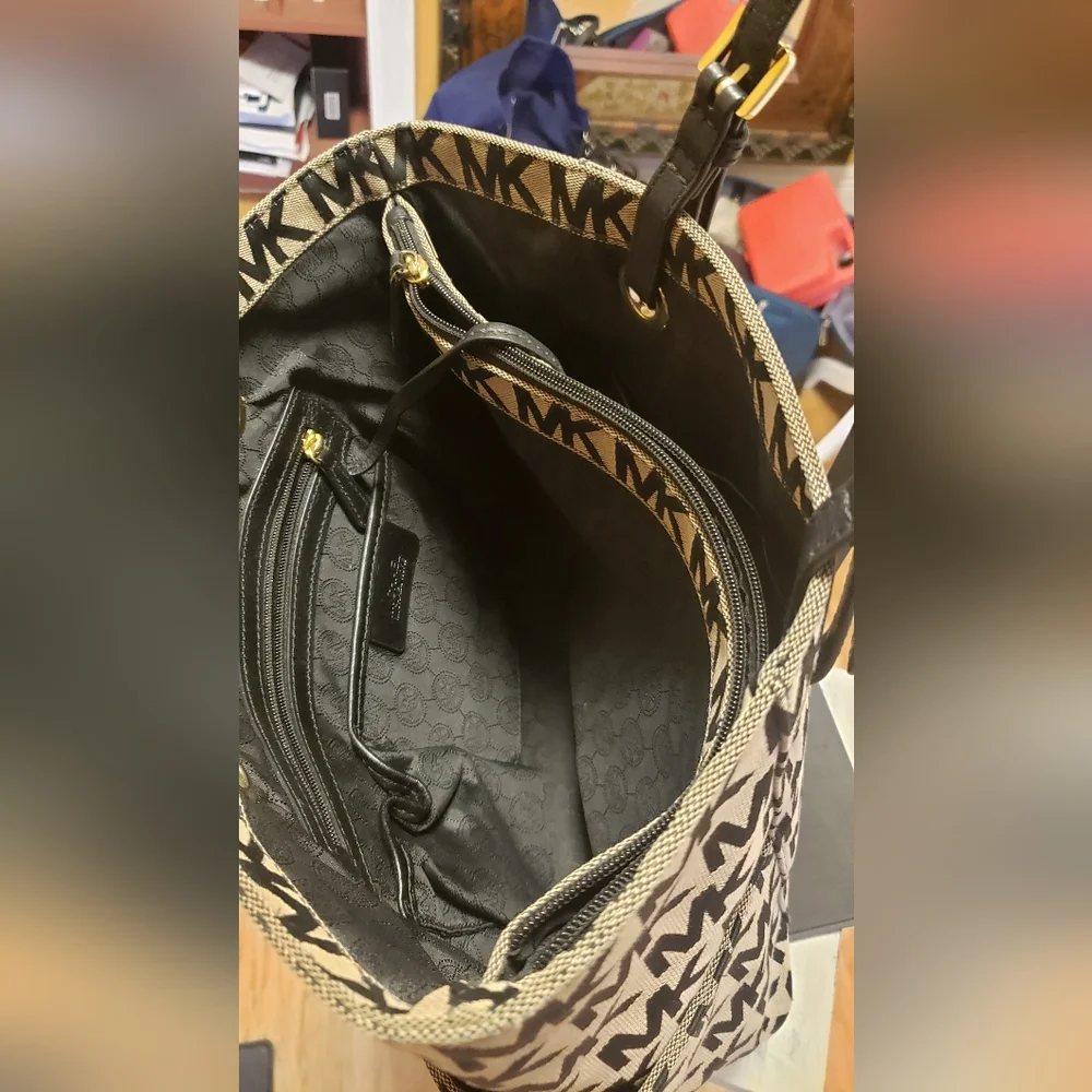 Michael Kors signature handbag perfect condition - Picture 3 of 4